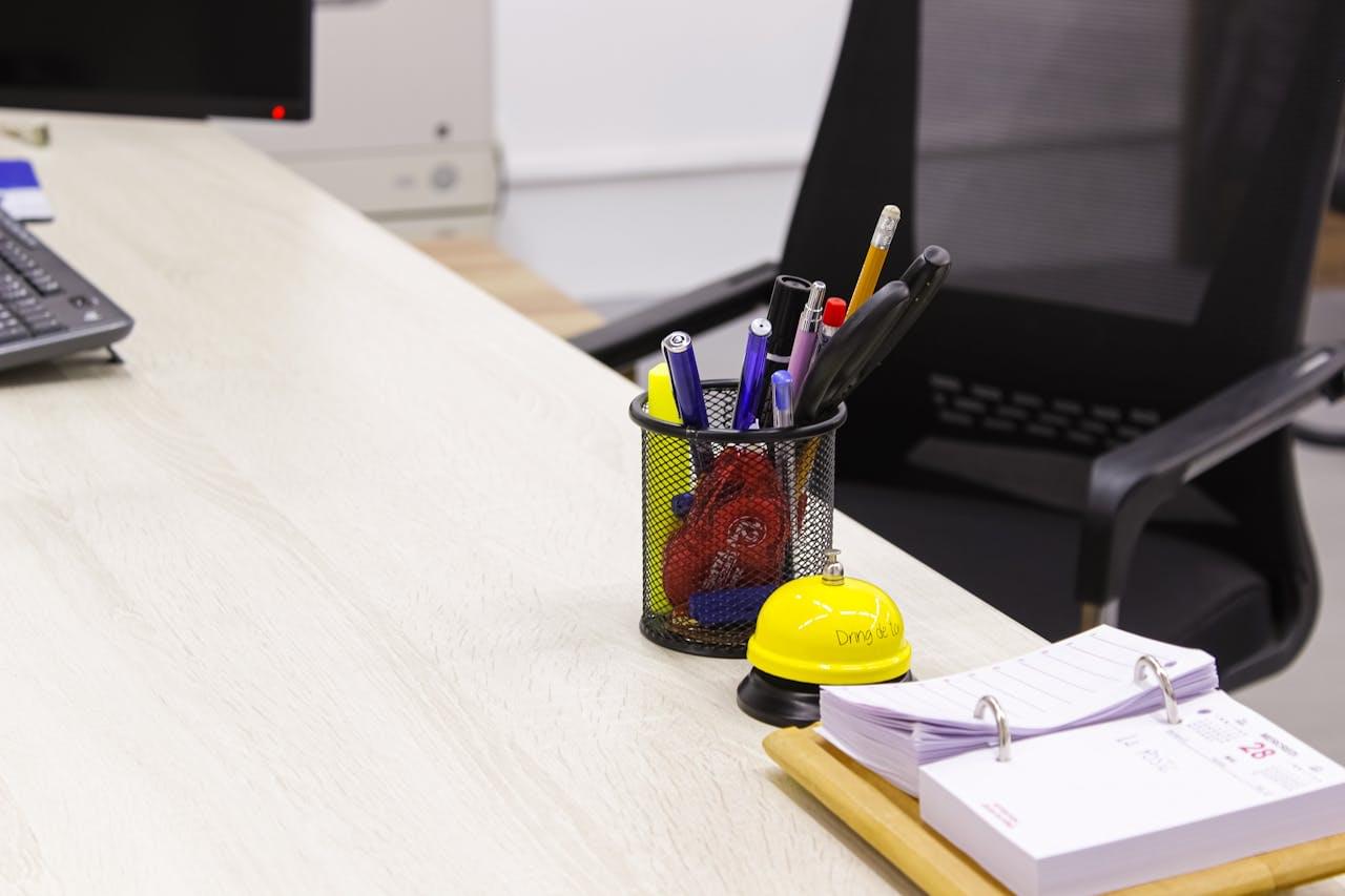 Аккуратный рабочий стол в офисе