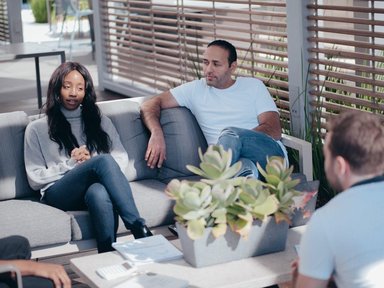 Группа людей беседует в спокойной обстановке